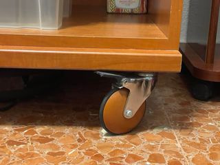 Mueble de TV de madera con cajones y ruedas