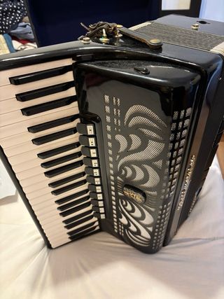 Acordeón Weltmeister Caprice con maletín