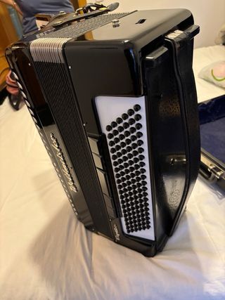 Acordeón Weltmeister Caprice con maletín