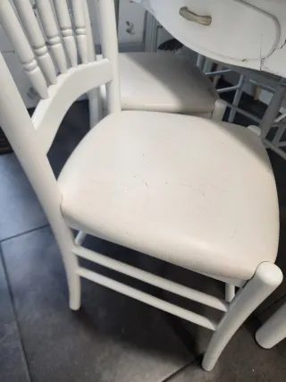 Mesa de cocina blanca con 4 sillas