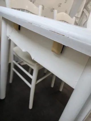 Mesa de cocina blanca con 4 sillas