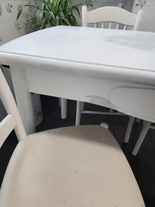 Mesa de cocina blanca con 4 sillas