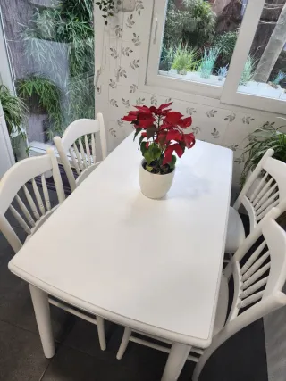 Mesa de cocina blanca con 4 sillas