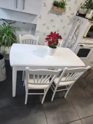 Mesa de cocina blanca con 4 sillas