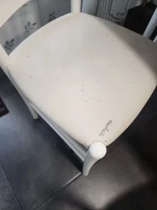 Mesa de cocina blanca con 4 sillas