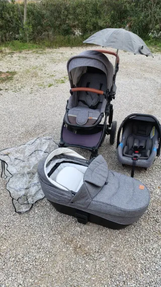 Carrito de bebé gris con manillar marrón