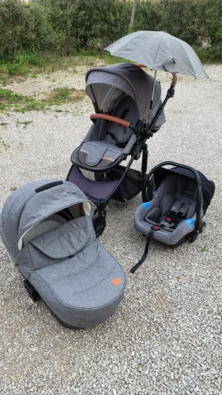 Carrito de bebé gris con manillar marrón