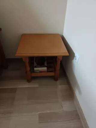 Mesa auxiliar de madera