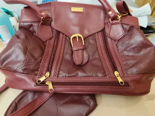 Bolso de piel burdeos con monedero y cartera