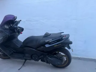 Yamaha TMAX Maxi Scooter Negra