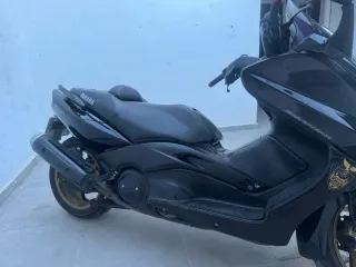 Yamaha TMAX Maxi Scooter Negra