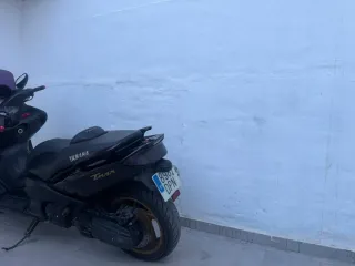 Yamaha TMAX Maxi Scooter Negra