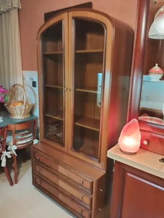 Vitrina de madera con cajones