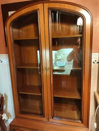 Vitrina de madera con cajones