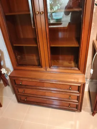 Vitrina de madera con cajones