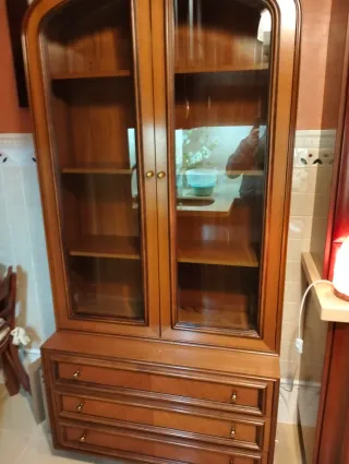 Vitrina de madera con cajones