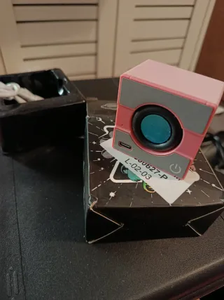 Mini altavoz Bluetooth rosa y gris