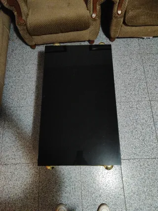 Mesa de centro cristal negra y patas doradas