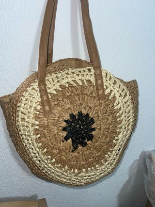 Bolso redondo de rafia con asas de piel