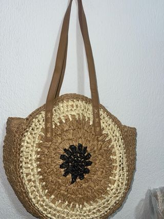 Bolso redondo de rafia con asas de piel