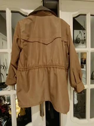 Chaqueta marrón con detalles