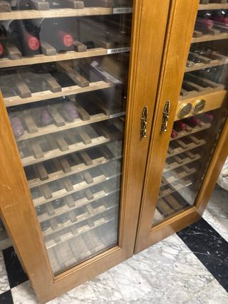 Vinoteca de madera con puertas de cristal