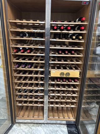 Vinoteca de madera con puertas de cristal