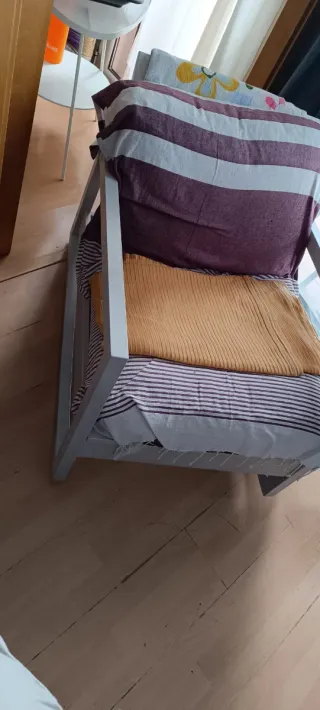 Butaca mecedora de tela y madera