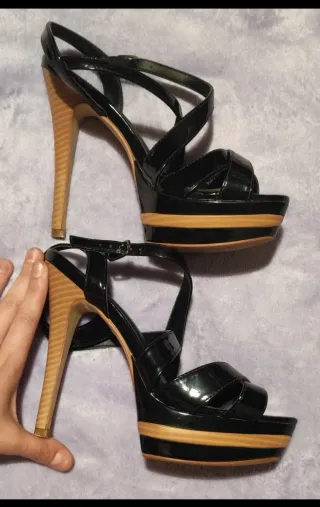 Sandalias de tacón negros con detalles marrones