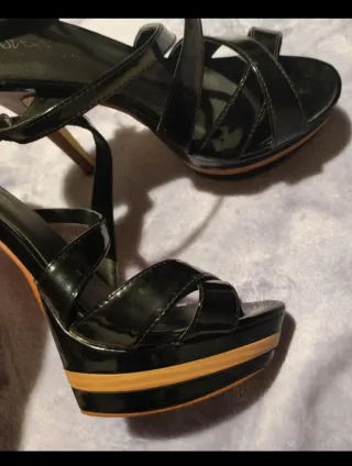 Sandalias de tacón negros con detalles marrones