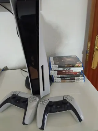 PS5 con 2 controller e 7 giochi