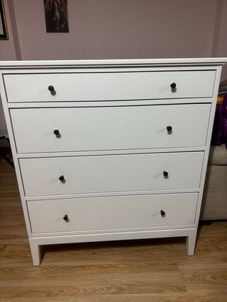 Cómoda de madera blanca impecable