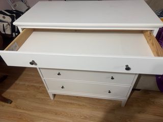 Cómoda de madera blanca impecable