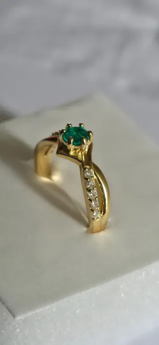 Anillo Oro Amarillo con Esmeralda y Diamantes,