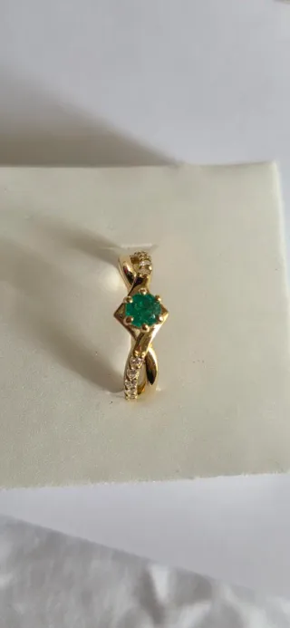 Anillo Oro Amarillo con Esmeralda y Diamantes,