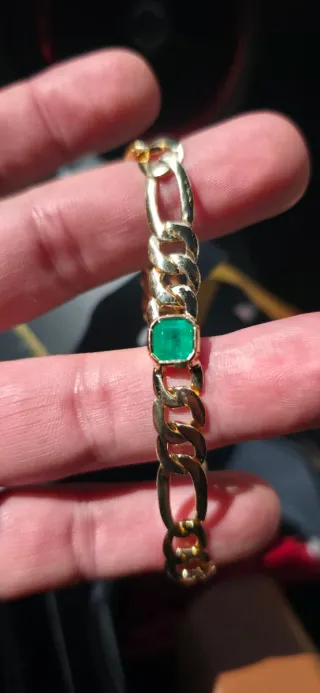 Anillo Oro Amarillo con Esmeralda y Diamantes,