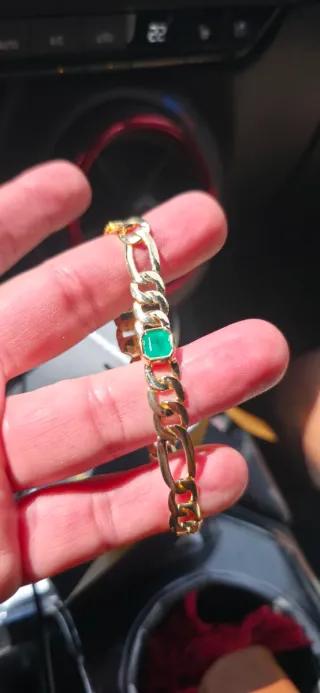 Anillo Oro Amarillo con Esmeralda y Diamantes,