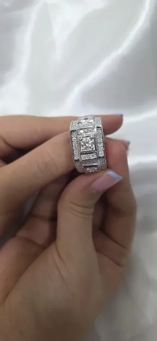 Anillo Oro Amarillo con Esmeralda y Diamantes,