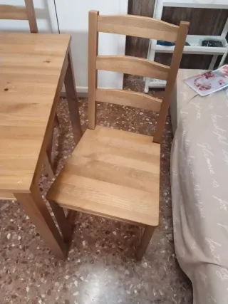 Mesa de madera con 4 sillas y cristal