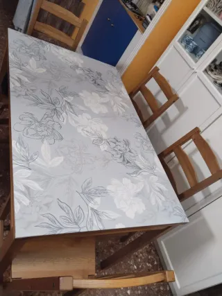 Mesa de madera con 4 sillas y cristal