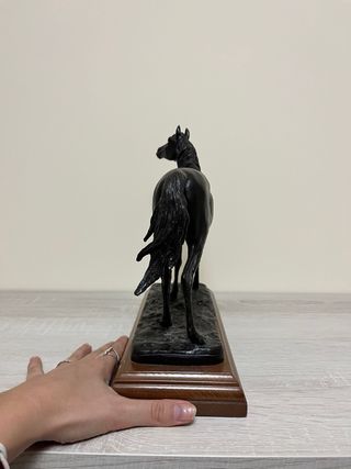 Caballo de metal decorativo