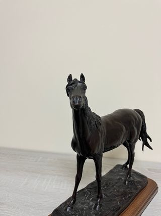 Caballo de metal decorativo