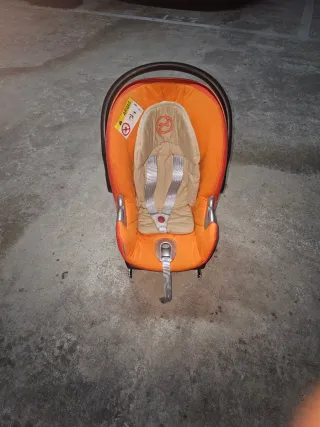 Silla de coche para bebé naranja de la casa CYBEX