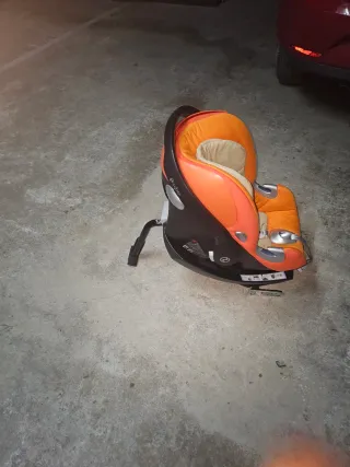 Silla de coche para bebé naranja de la casa CYBEX