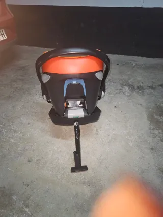 Silla de coche para bebé naranja de la casa CYBEX