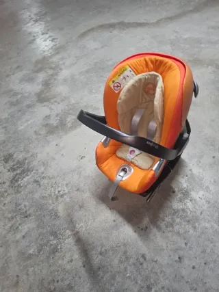 Silla de coche para bebé naranja de la casa CYBEX