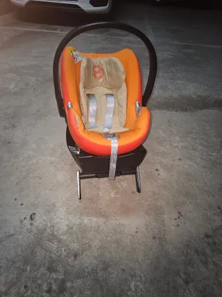 Silla de coche para bebé naranja de la casa CYBEX