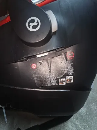 Silla de coche para bebé naranja de la casa CYBEX