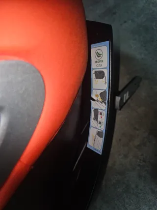 Silla de coche para bebé naranja de la casa CYBEX