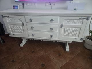 Mueble blanco y plata